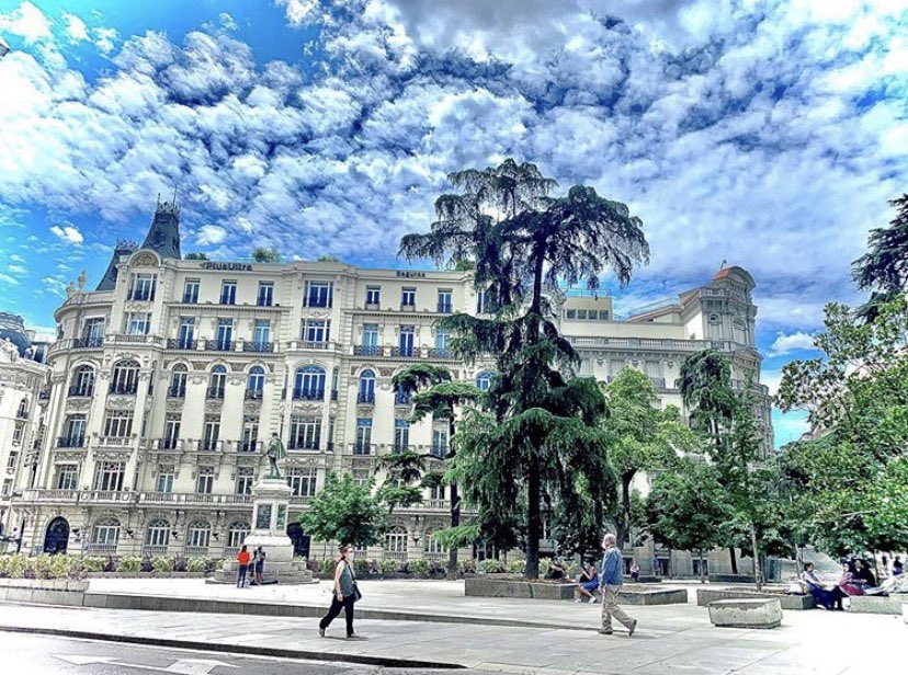 “Lo importante no es como el fotógrafo mira el mundo, sino su íntima relación con él”
(Fotografía que nos envía   mscamiilaa - Instagram)
#Madrid #fotografia #demadridalcielo