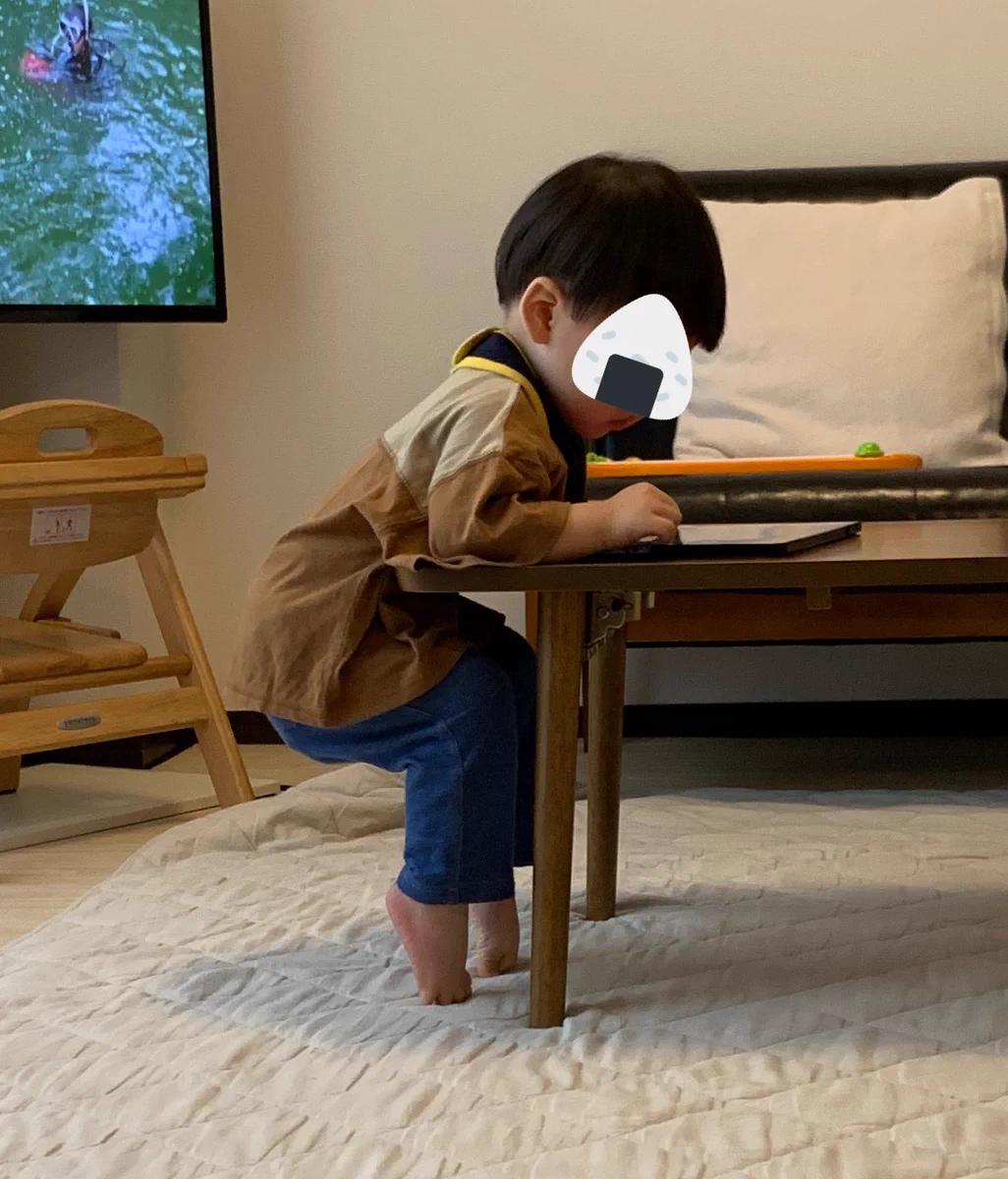 ただいま修行中！？1歳児がipadをいじってる姿！！
