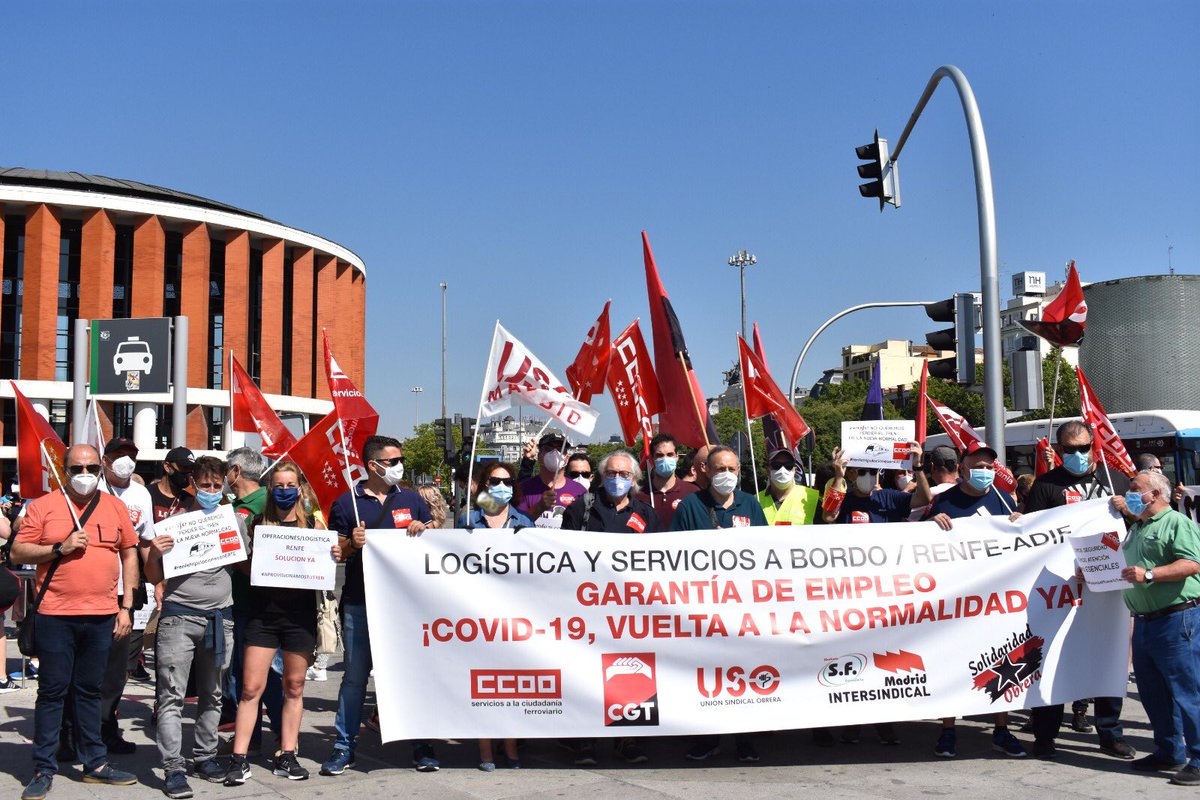 AntonioCaoAraq1's tweet photo. #tripulantesenerte #renfetripulacionesenerte #Renfedespide @Yolanda_Diaz_ @abalosmeco @tibernon @pnique @Adif_es @Renfe @CesarJRamos
Devolvednos nuestros trabajos. Dignidad y empleo. Sin caridad. Con derechos. @sanchezcastejon no nos dejes atrás. Saldremos todos juntos ✊🌹🌹✊ https://t.co/ubgPb0Bu2g