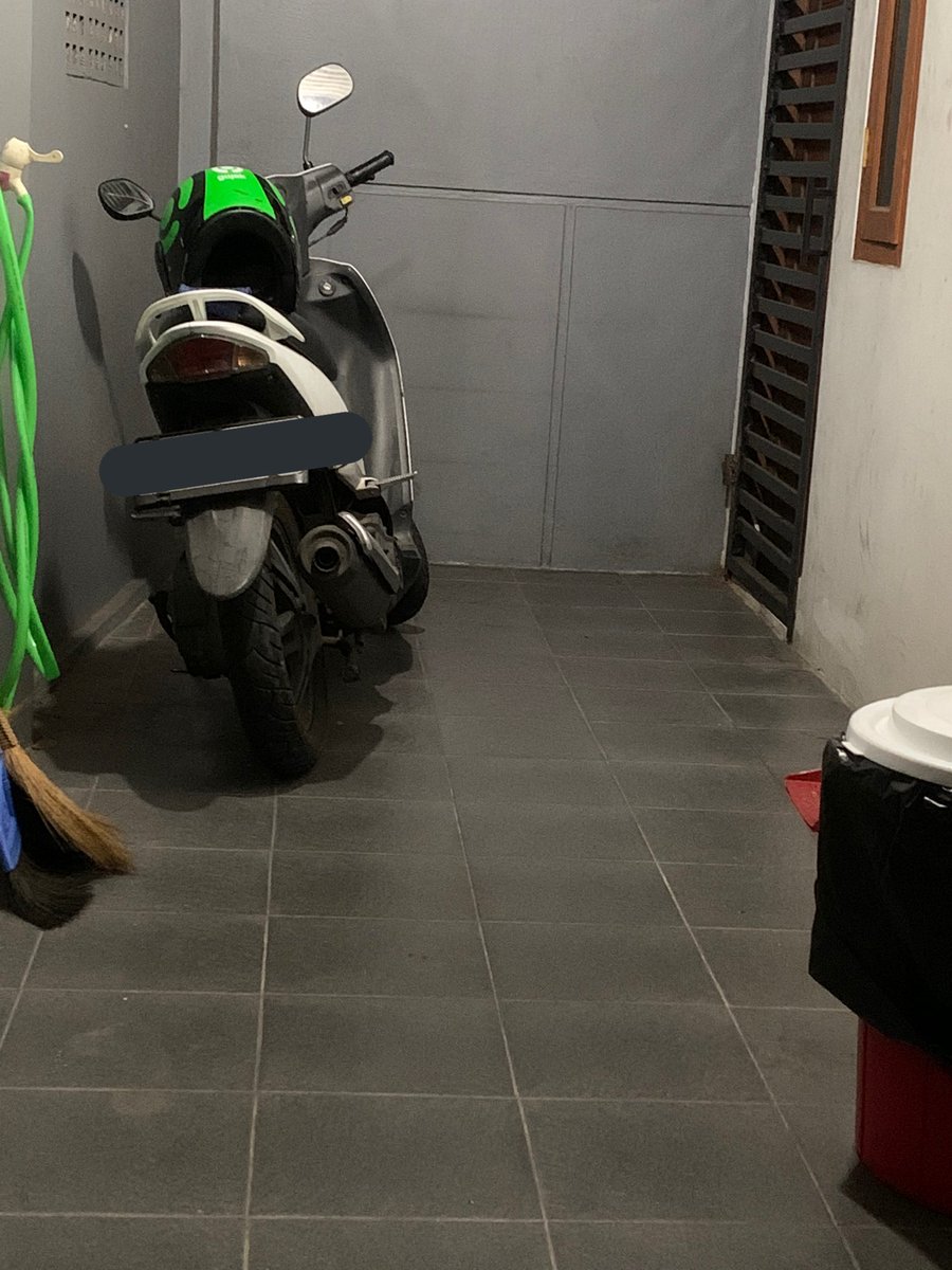 yuliacid's tweet photo. Mungkin ada yg kenal sama orang2 ini? Mereka abis maling sepeda lipet dirumah saya, dan salah satu malingnya ninggalin helm gojek. Plis banget kalo ada yg bisa bantu. Ini di daerah kebon jeruk jakbar @gojek24jam @gojekindonesia @DramaGojek #gojekdriver #gojek https://t.co/aT3HrqHFPW