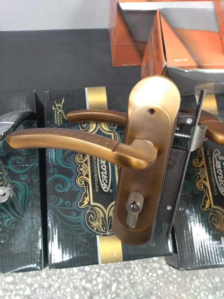 OgelloSays's tweet photo. I am selling door locks at good prices. They come in varying shapes. 
Call or DM 0792617682 for orders and inquiries. 
#TOTMUN Auditor General #TukaeRadar #joho #MadeInKenyaByKenyans #SanitizeTheJudiciary #Jubilee_Asili https://t.co/JKjKlwVNlv