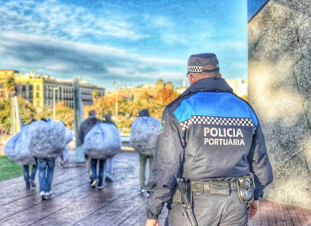 La Audiencia de Barcelona ha desestimado el recurso por el que se acusaba a un policía portuario de haber roto la rodilla a un vendedor ambulante.
lavanguardia.com/politica/20200…