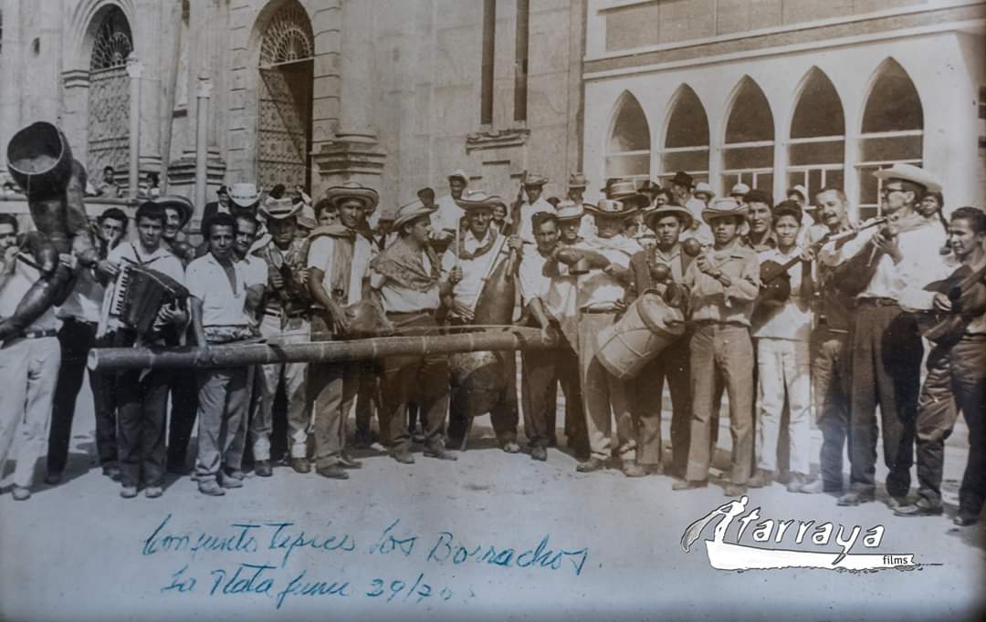 #FotoSanPedroVive #Huila
Foto/día 16. Grupo tradicional de rajaleñas "Los Borrachos" de La Plata Huila 1970. Autor desconocido.