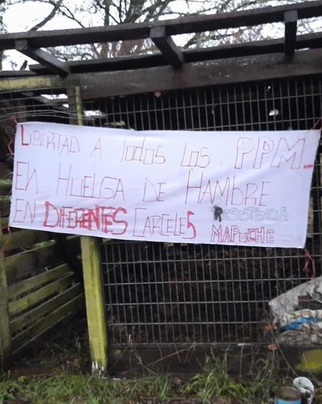 mujeraraucania's tweet photo. Atentado #TERRORISTA mapuche en Victoria, fundo Santa Ana, queman casa y galpón y dejan lienzo https://t.co/Z6ZEUB9fBU