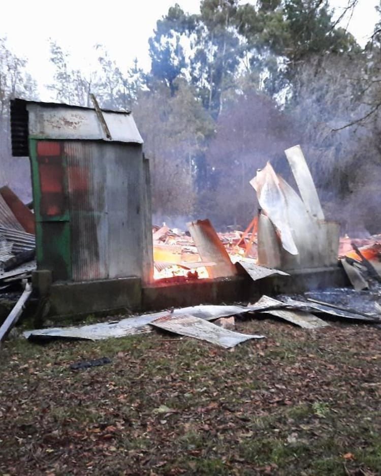 mujeraraucania's tweet photo. Atentado #TERRORISTA mapuche en Victoria, fundo Santa Ana, queman casa y galpón y dejan lienzo https://t.co/Z6ZEUB9fBU