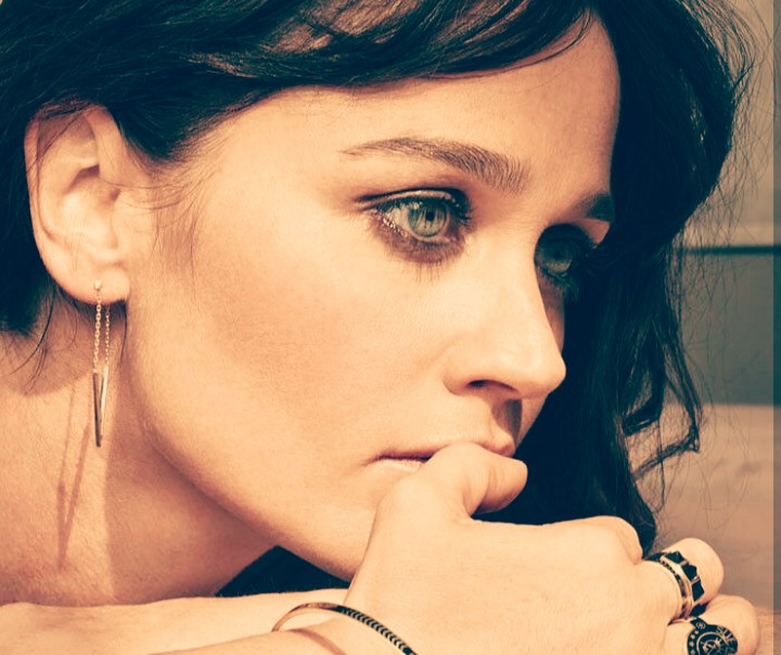 Happy birthday Robin Tunney !!   