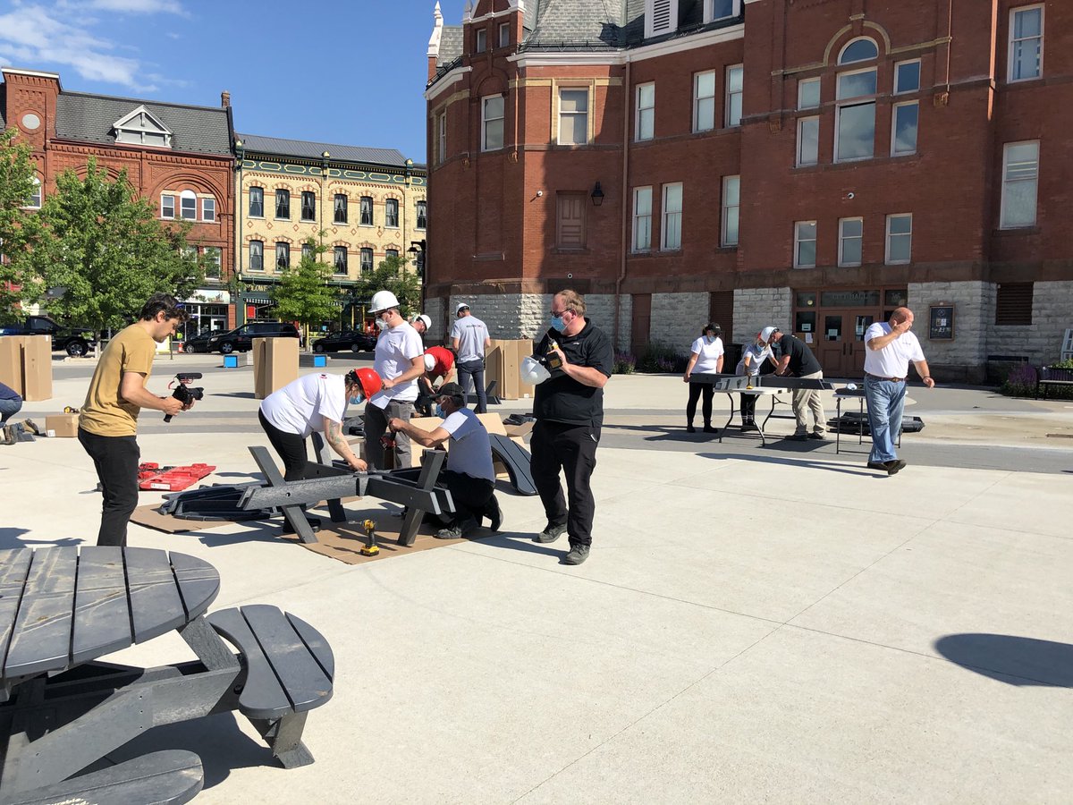 Danmathieson's tweet photo. Al Fresco ⁦dining tables are being put together in ⁦@cityofstratford⁩ Market Square thanks ⁦@BELFORGroup⁩ &amp; RJ Burnside employees for your time &amp; talent - thanks ⁦@CrPlastics⁩ ⁦@investStratford⁩ @CityCentreBIA for supporting our local restaurants! https://t.co/l7WTzOwP05
