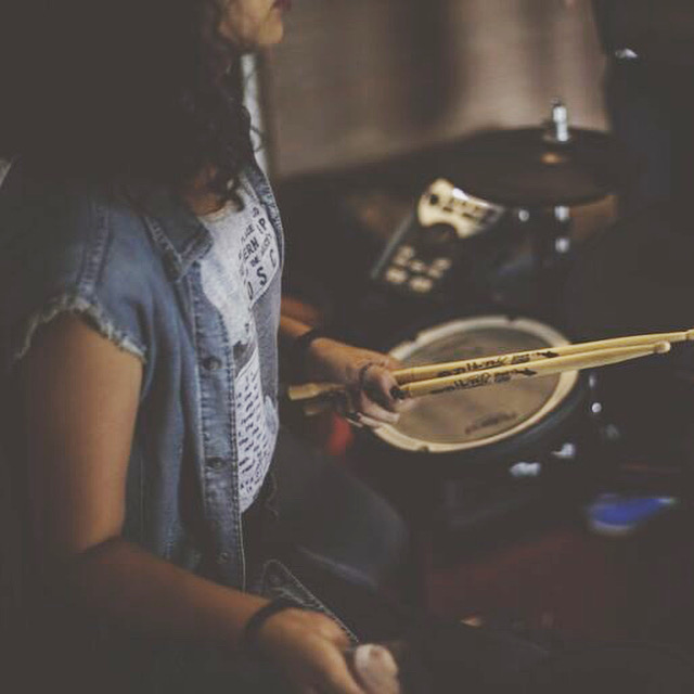 Coverbands zitten in onzekerheid: door het aflassen van grote evenementen kunnen zij niet optreden. We vertellen hier meer over in dit artikel: journalistio.nl/2020/06/19/cor…. #coverbands #evenementen #afgelast