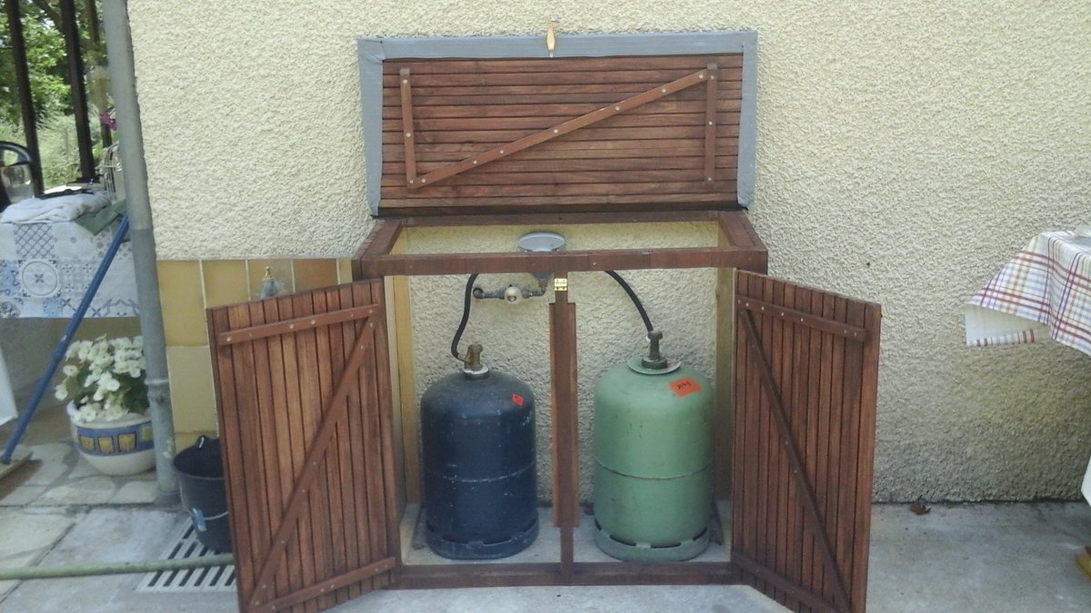 A client near Duras wanted a storage cupboard for their outside gas bottles.