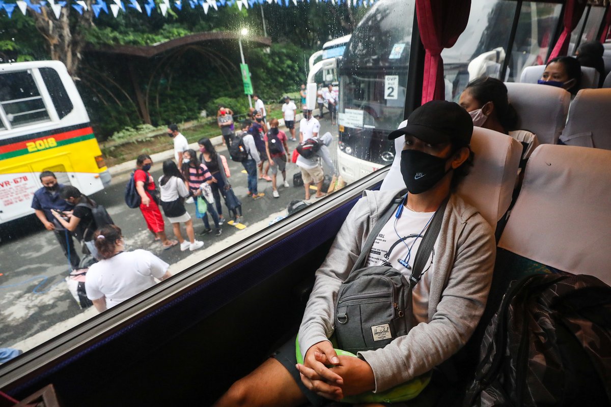 gmanews's tweet photo. Office of VP Robredo assisted 146 locally stranded individuals affected by the community quarantine in going home to their provinces on Friday. (Photos courtesy of OVP) | @llanescajourno https://t.co/IzM25Z85vx