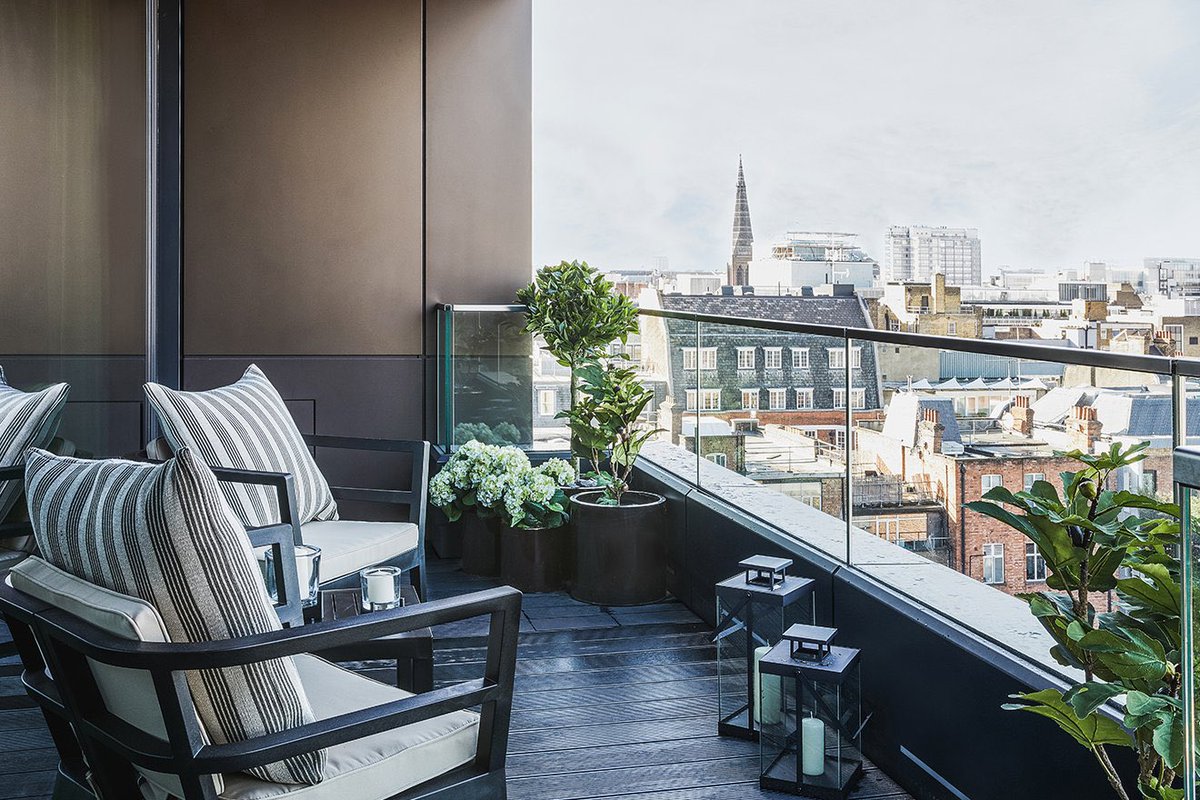 MartynWhiteLDN's tweet image. Luxury living with bold pops of colour and luxurious textures - Echlin completes the penthouse of Rathbone Square in London’s Fitzrovia. 
#echlinstudio #echlinlondon #artwork #luxuryliving #interiordesign #interiordecor #penthouse #interiordesignstudio #interiorsindex #index2020