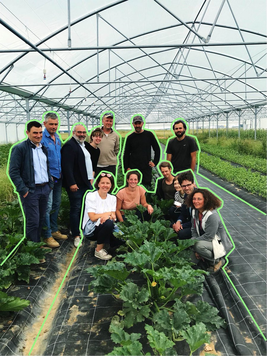 📸 Photo d’équipe dans les toutes nouvelles serres de La #FermedelEnvol sur #LaBase217 : les agriculteurs.rices Laurent Marbot, Anaïs Droit et Eric Châtelet, SPL #AIR217, @Fermesdavenir, <a href="/CoeurEssonne/">Cœur d'Essonne Agglomération</a>  #Sesame #TIGA