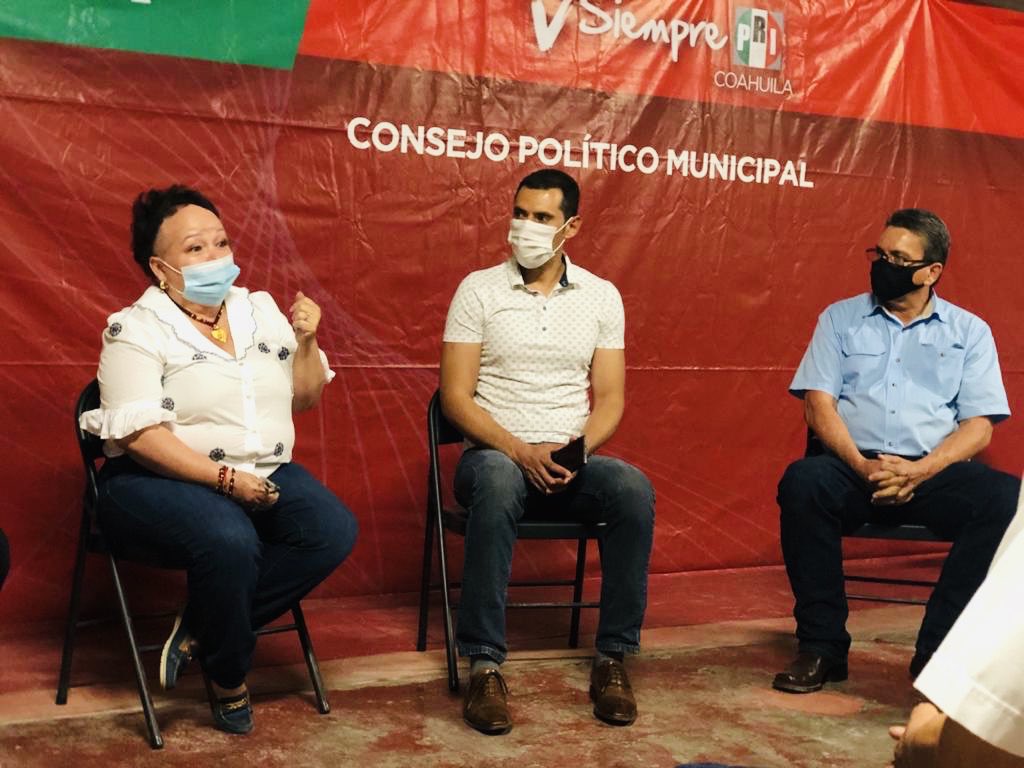 PelanchaC's tweet photo. Disfrutando de una amena convivencia con mis amigos de #Nava Coahuila, en donde junto con el Primer Priísta de la ciudad Lic. Sergio Zenón Velazquez entregamos nombramientos a consejeros políticos estatales, agradezco sus atenciones. #FelizViernesATodos #EsperanzaEnElCongreso https://t.co/SFNKQzc0zR