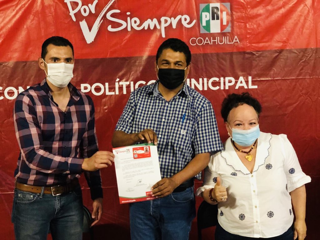 PelanchaC's tweet photo. Disfrutando de una amena convivencia con mis amigos de #Nava Coahuila, en donde junto con el Primer Priísta de la ciudad Lic. Sergio Zenón Velazquez entregamos nombramientos a consejeros políticos estatales, agradezco sus atenciones. #FelizViernesATodos #EsperanzaEnElCongreso https://t.co/SFNKQzc0zR