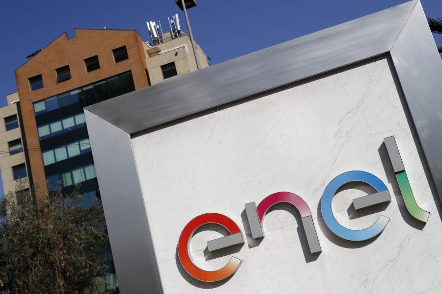 latercera's tweet photo. 📈 @pulso_tw | Enel entrará en el negocio del hidrógeno y apunta Chile, EEUU y España https://t.co/dfrXD1PVVP https://t.co/WWPqHjJGNU