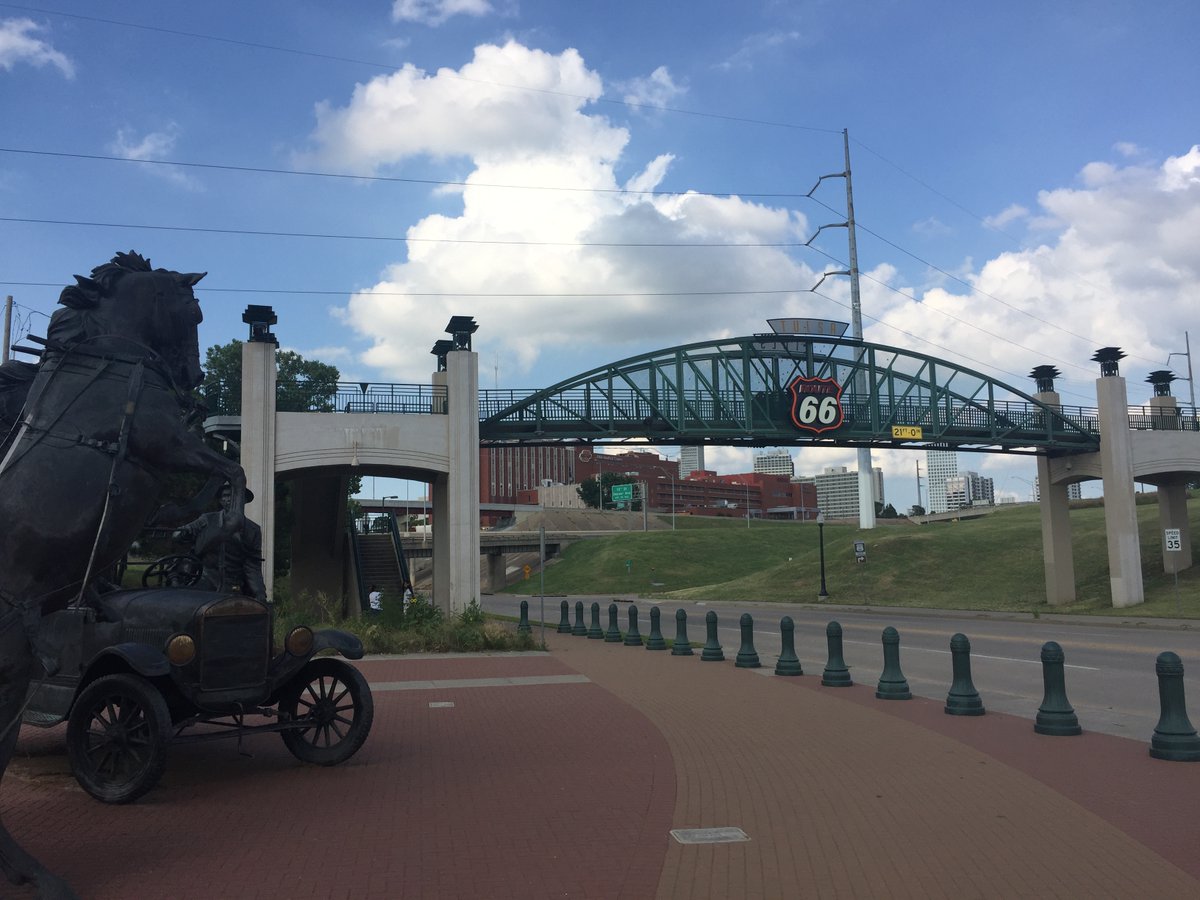 Three years ago today, I set off for a tour of the midwest. 4000 miles of driving. I started in Detroit, then visited 13 states in two weeks, with four days in Chicago - half alone, half with  @danthemanmcn. If you want to avoid this thread, mute "giant pizza" for a fortnight...