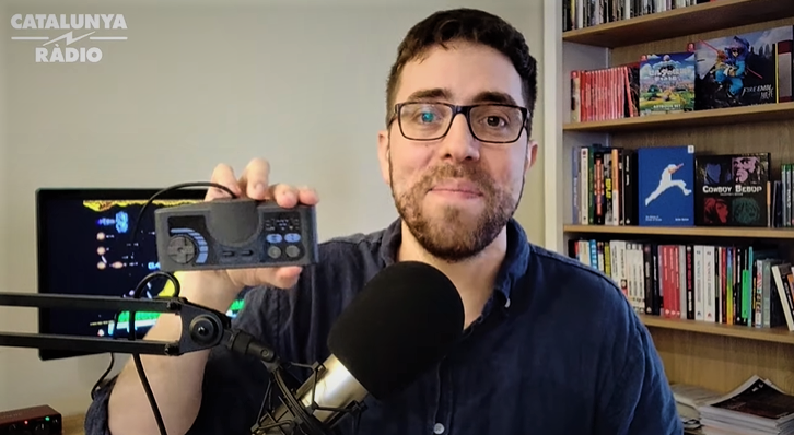 gendigital's tweet photo. L'@AlbertGarlo fa un repàs dels videojocs que amb més ganes espera de la #PS5. Però en el fons ens volia ensenyar la seva #TurboGrafxmini. 🆕👉https://t.co/FI9KycWZAv https://t.co/ZcGBAcnpoT