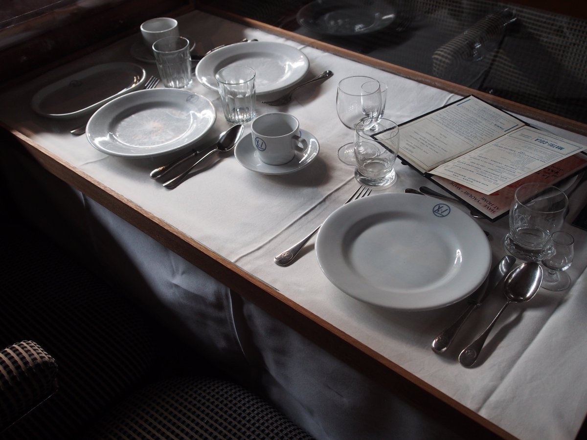 2/6 Pullman-rijtuig Étoile du Nord (Parijs-Amsterdam) van Wagons-Lits uit 1927. Met ingelegd mahoniehout en bronzen lampjes en ventilatoren. Gerestaureerd door en voor de ZLSM (Miljoenenlijn).