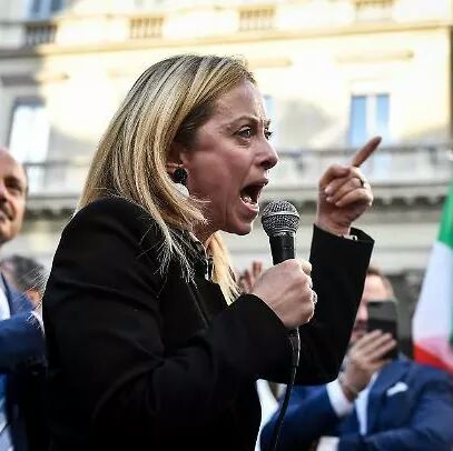 "Sono una donna, sono una madre, sono italiana, sono cristiana, sono la Vispa Teresa!

#VispaTeresa #Deluca