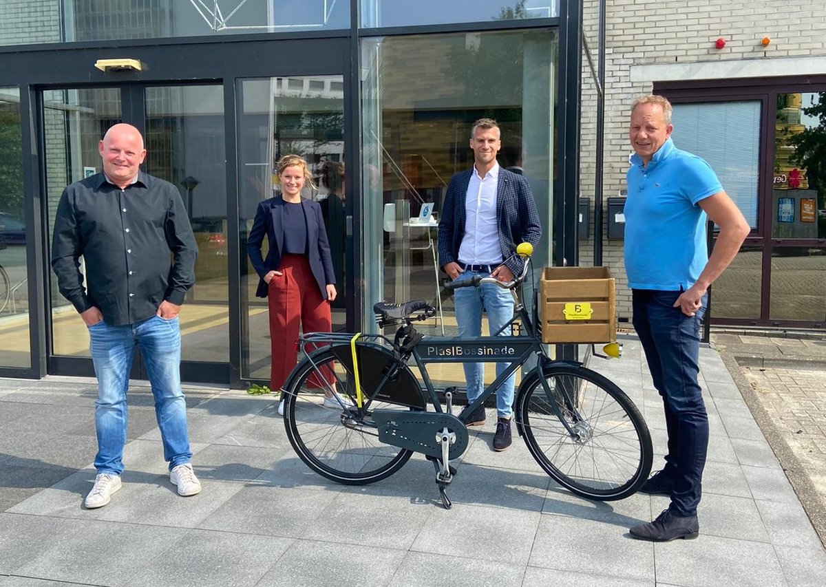 Vandaag Matthias Mulder <a href="/fcgroningen/">FC Groningen</a> en John de Jonge van <a href="/SVFCG/">Supportersvereniging FC Groningen</a> op bezoek. Ons notariaat heeft voor hen om niet de Stichting "laat ons weer eens samen juichen" opgericht. En onze Stichting PlasBossinade ProBono verraste hen extra met 2 seizoenskaarten voor de nieuwe stichting!