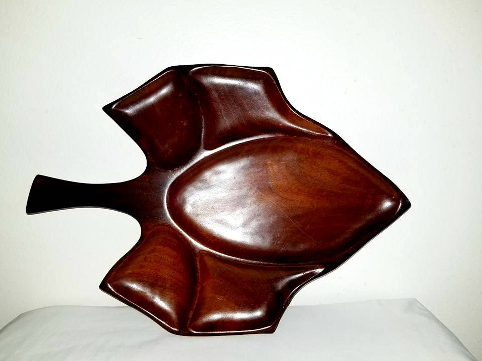JunkYardBlonde's tweet photo. Vintage Hand Carved Wooden Leaf Serving Tray Platter https://t.co/UURwwpXpJc #Gotvintage #JunkYardBlonde #Etsysellsvintage #WoodServingTray https://t.co/sL60LgTntp