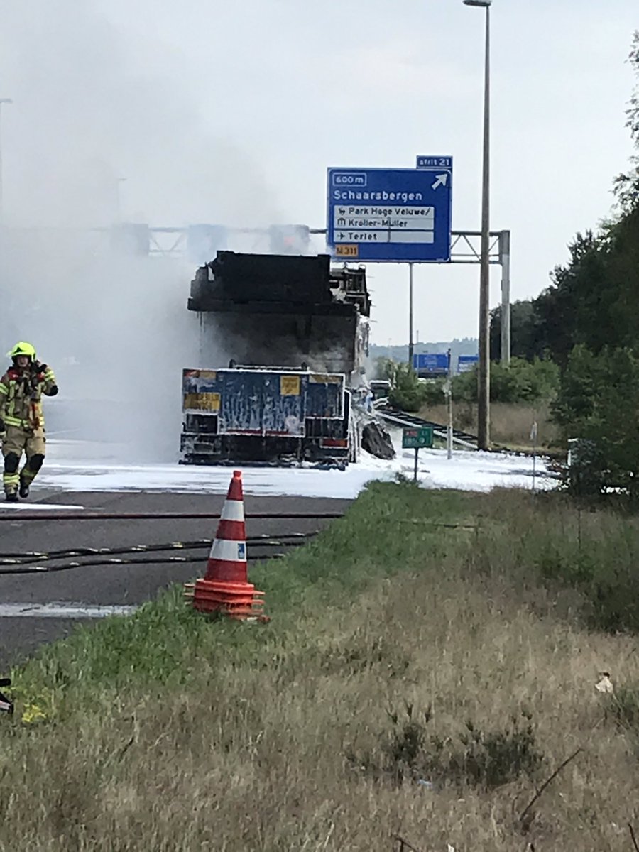 OVD_Harold's tweet photo. #A50 li 185,9 telekraan in lichterlaaie. Gelukkig geen letsel. https://t.co/uPuX49PF59