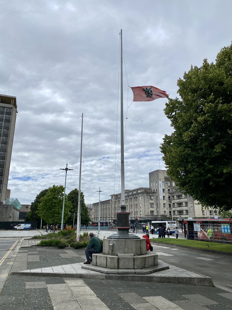 Nice touch @CouncillorTudor @plymouthcc. The municipal flag of Plymouth flying at half mast for #DameVeraLynn #flag #halfmast #PlymouthUK #LovePlymouth