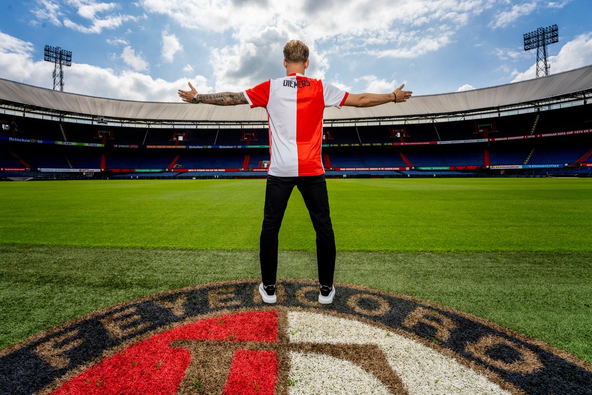 Download Voetballer Lang Haar Feyenoord Background