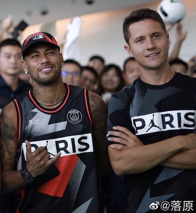 "Na festa de Neymar, ele botou 2 andares. O andar de baixo para solteiros, e o segundo andar para os casados. Foi um ótimo evento, o problema é que minha esposa não deixava nem eu descer para ir ao banheiro"

- Ander Herrera