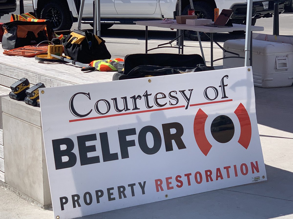joanigerber's tweet photo. This is how a community project comes together!  Those boxes will be tables by noon!  #alfresco weekend!  Congrats @StratfordON @StratfordCCBIA for making vision a reality!
@BELFORGroup @CrPlastics #burnside https://t.co/Ee7G9KeZut