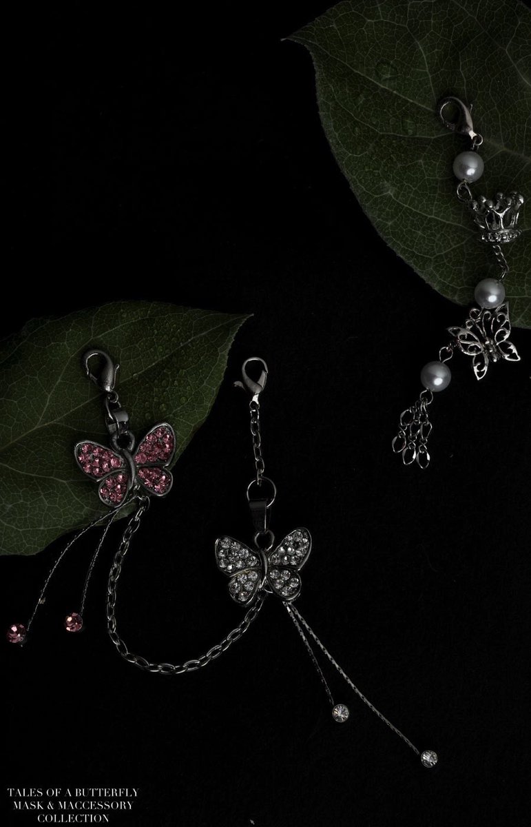 hnaoto_official's tweet photo. 【TALE OF A BUTTERFLY 】
ドラマチックな女性らしさと ダークさを印象付ける”メイク感覚のマスクウェア”。
”大人ピンク"のマスクスタイルに合わせる
マスク専用アクセの"マクセサリー"登場→ https://t.co/1mN3j4vZUo
マスクはメイクに。
#MACCESSORY #マクセサリー #マスク #ファッションマスク https://t.co/U2JpWkVuLH
