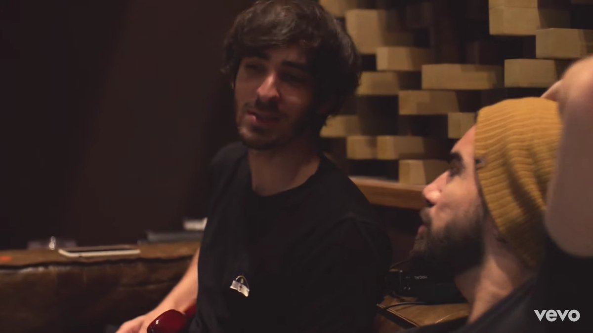 agloriousgoner's tweet photo. O MIKE TÁ COM A CAMISA COM A BANDEIRA DE PERNAMBUCO NO CLIPE???? AAAAAA #PraVidaInteira https://t.co/80eJjuL5r3