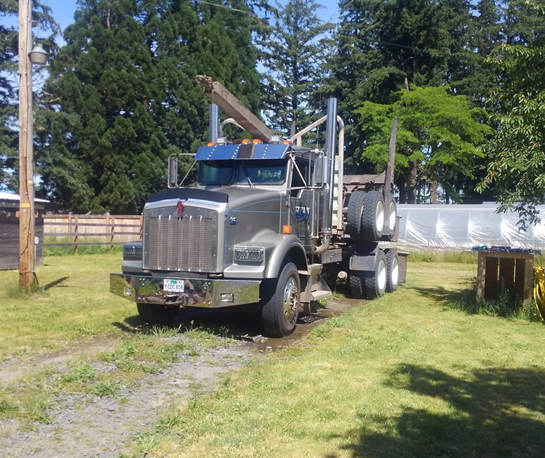 raneyschrome's tweet photo. You can spot that shiny new Visor a mile away! Let us know if you need help finding the right #dropvisor for your #semitruck 😀
📷: Shawn Ryan

Shop All Visors: https://t.co/orhkU5PCOc https://t.co/l8BhBHPbqy