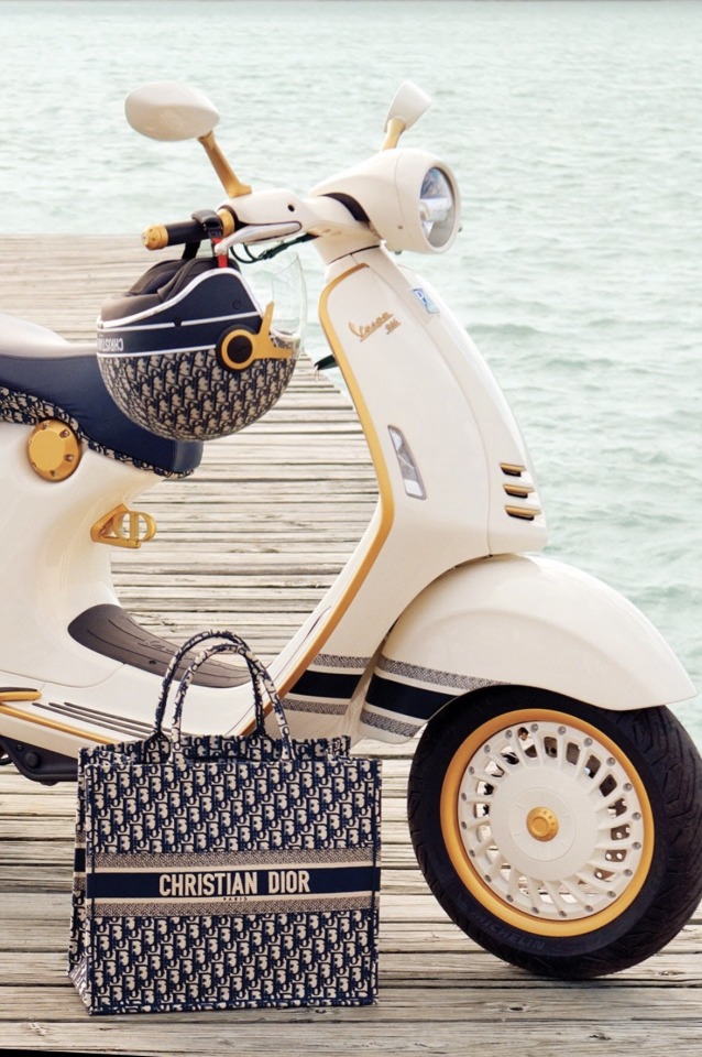 FashionBlogNews's tweet photo. Vespa and @Dior have the coolest collaboration of the summer... [vogue and coffee - NYC] https://t.co/Kgle73v1ab @vogueandcoffee 

Dior #LabelWatch #Live on @FashionNews-Studios: https://t.co/1GhPoztd0H https://t.co/WKpcUqPuJ7