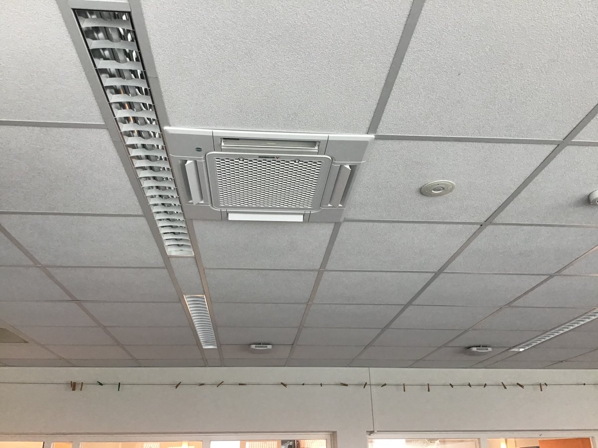 lesscherinstall's tweet photo. Wij hebben onlangs lokalen op de 1e verdieping van de Petrusschool in Hengevelde voorzien split airco units. Hierdoor is het binnen klimaat optimaal te regelen. Ook hebben we de afgelopen periode veel particulieren voorzien van een single-split of multi-split oplossing. https://t.co/n1tIgLWE96