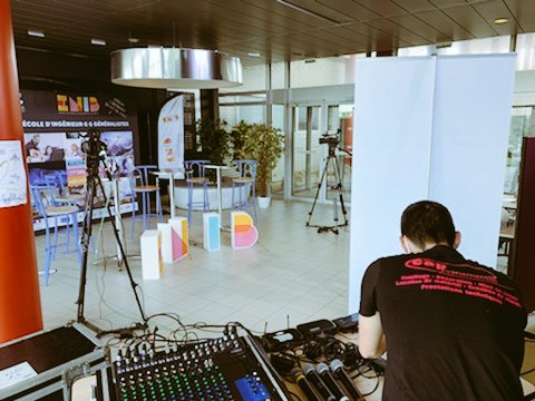 SergeMarshall's tweet photo. 🎯#AutreActu en action demain @ENIB_INFO #brest avec rien moins que 10 intervenants / 3 séquences/ pastilles #video Quand le web plateau Tv @Riva_com se met superbement en place... le temps que je saute dans mon train. #BacktoTheBusiness https://t.co/xQrpPUreUP