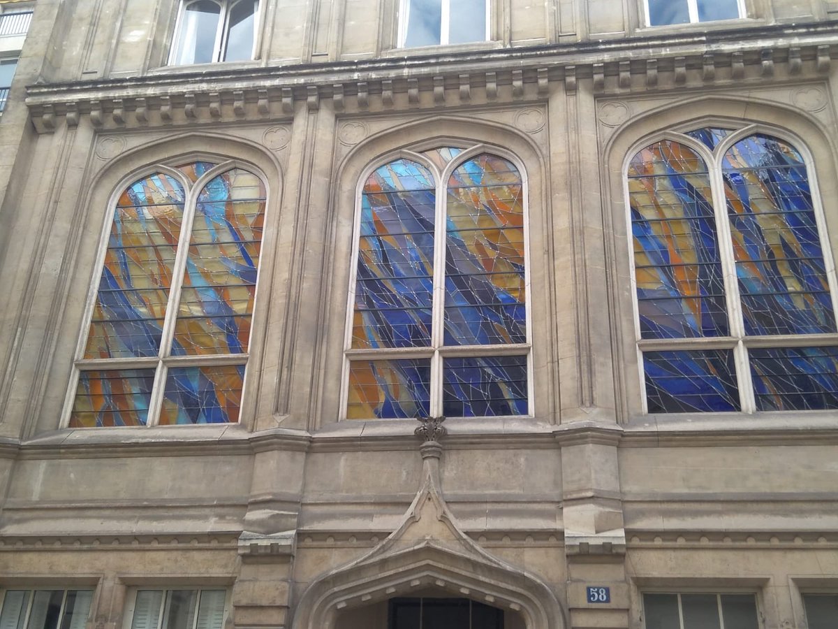 Après la période de confinement les travaux de rénovation de la chapelle de la Rue Madame ont repris et ils avancent bien. Sur ces photos la jolie façade de la chapelle après l’installation des vitraux faits par <a href="/FranceVitrail/">France Vitrail Int.</a>