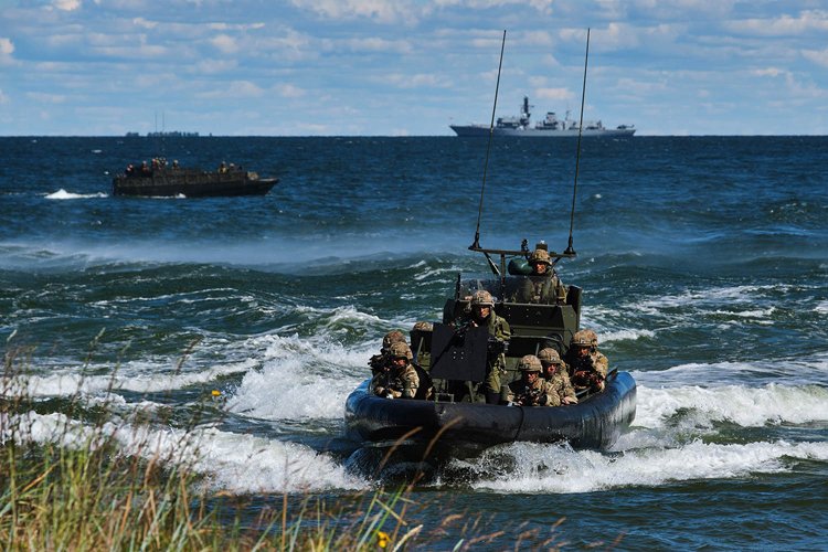 4/ Our  @RoyalMarines took part in the largest amphibious exercise in decades,  #BalticProtector. They are transforming into a  #FutureCommandoForce, equipped with the latest technology, able to deliver swiftly from humanitarian aid to lethal strike.