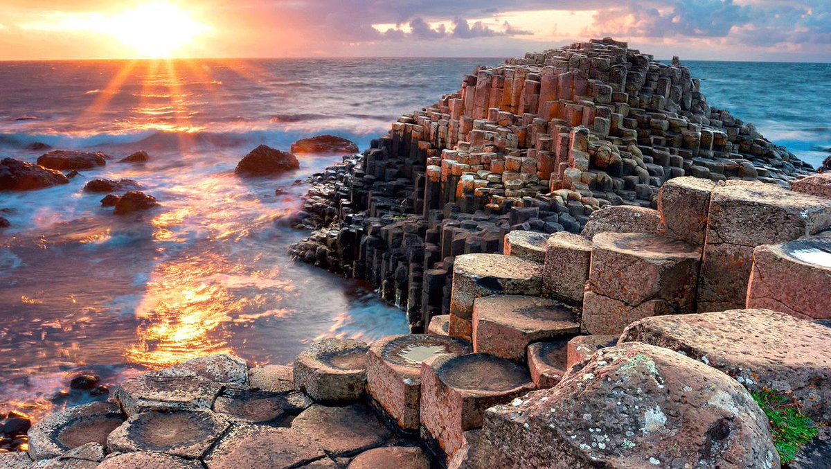 CLOCHÁN ‘a causeway’ is based on CLOCH ‘a stone’

Clochán na bhFomhórach ‘the Causeway of the Fomorians’ is an historical name for the Giant’s Causeway, Co. Antrim. The Fomorians, opponents of the Tuatha Dé Danann, are said to come from under the sea🌊

dil.ie/9555