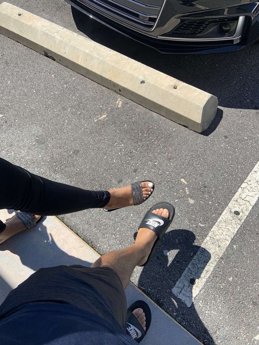 _matuuuu's tweet photo. Treat a black queen today took my homegirl to get our feet done lol https://t.co/MDlLGMWm6r