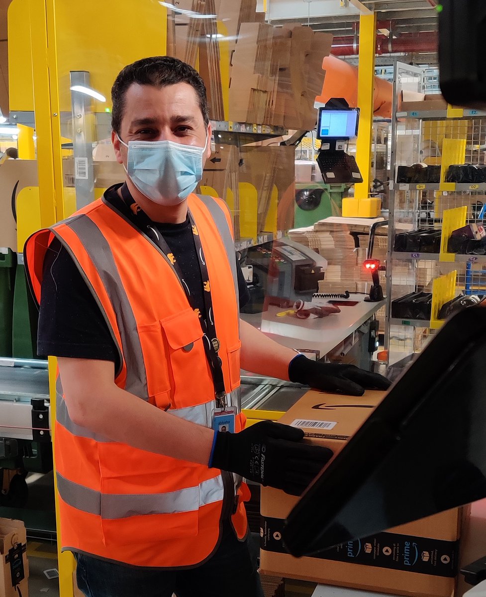 ChocsDavid's tweet photo. To mark #JUNETEENTH2020 at #AmazonBHX5 in #Rugby, we cancelled all meetings, helped the #BHX5Bears in the fulfilment centre, and invested time learning about diversity and racism.  @Yehia_A_Zaher, my safety manager, was packing.  #deliveringsmiles @AmazonNewsUK https://t.co/612zhwfNIZ