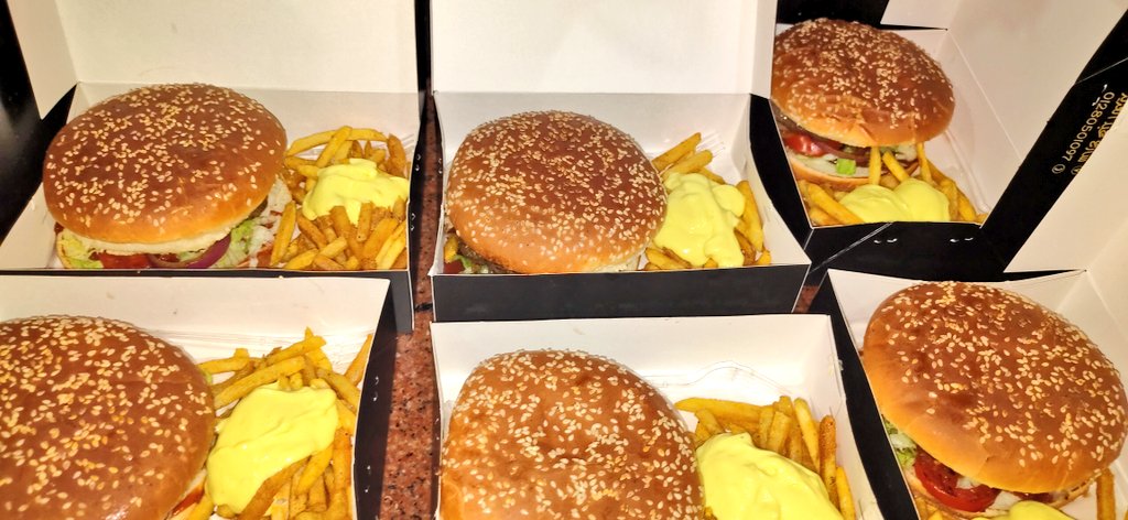 HooligansClub1's tweet photo. Hooligans Classic Burger 😍👌 😋 https://t.co/0gpKhNj8bD