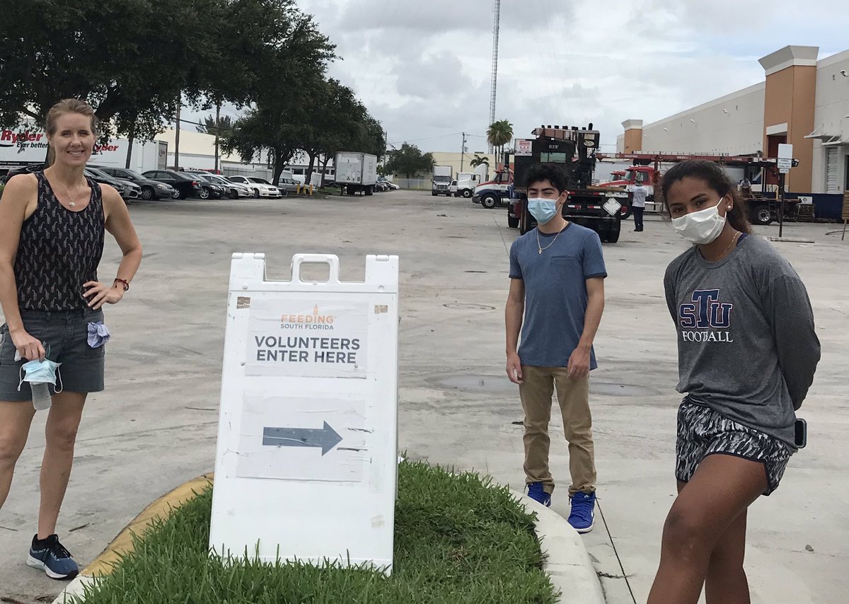 stu_cce's tweet photo. Bobcats 🐾 serve!  Over 600 meals for seniors &amp; 3000lbs of food sorted at Feeding SoFla this ☀️ in honor of this #Juneteenth 🖤🙏🏽   
#STUCares  #STUServiceFridays https://t.co/WUYKBf2X0s