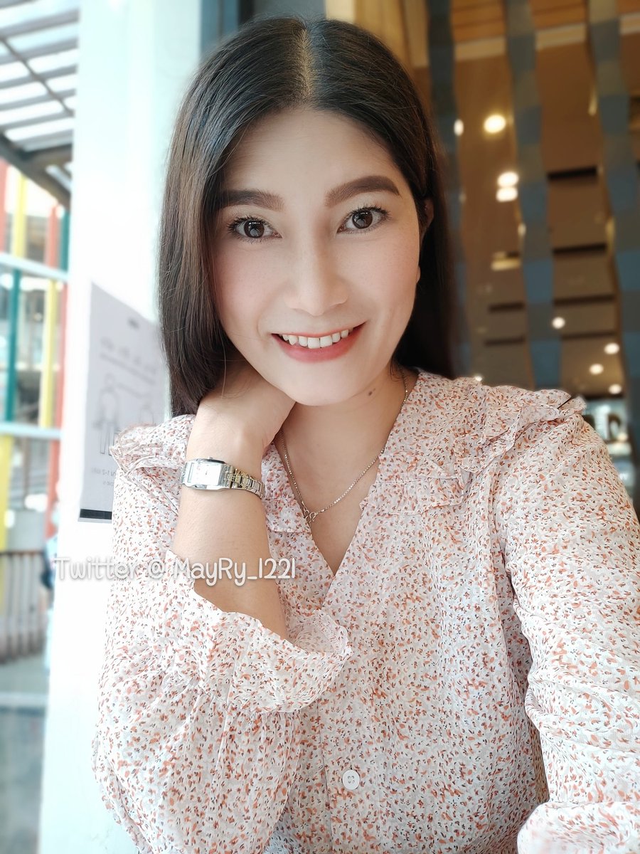 mayry_1221's tweet photo. วันนี้มีโอกาสได้ไปกินกาแฟกับพี่คนนึงในทวิต พี่��ค้าบอกว่า ตัวจริงไม่เห็นเหมือนในทวิตเลย 55 เมย์ก็ถามไปว่า ทำไมคะ ไม่ตรงปกหราคะ? พี่เขารีบบอก ป่าวๆ ไม่ใช่ๆ ตัวจริงเรียบร้อยมากกกกกก (พอกลับถึงบ้านพี่เค้าก็dmมาบอกว่า เมย์น่ารักมากนะ) ตัวลอยซิเรา 😆 ในทวิตมันก็คืออีกด้���นนึงเอง https://t.co/MOvRyPY88O