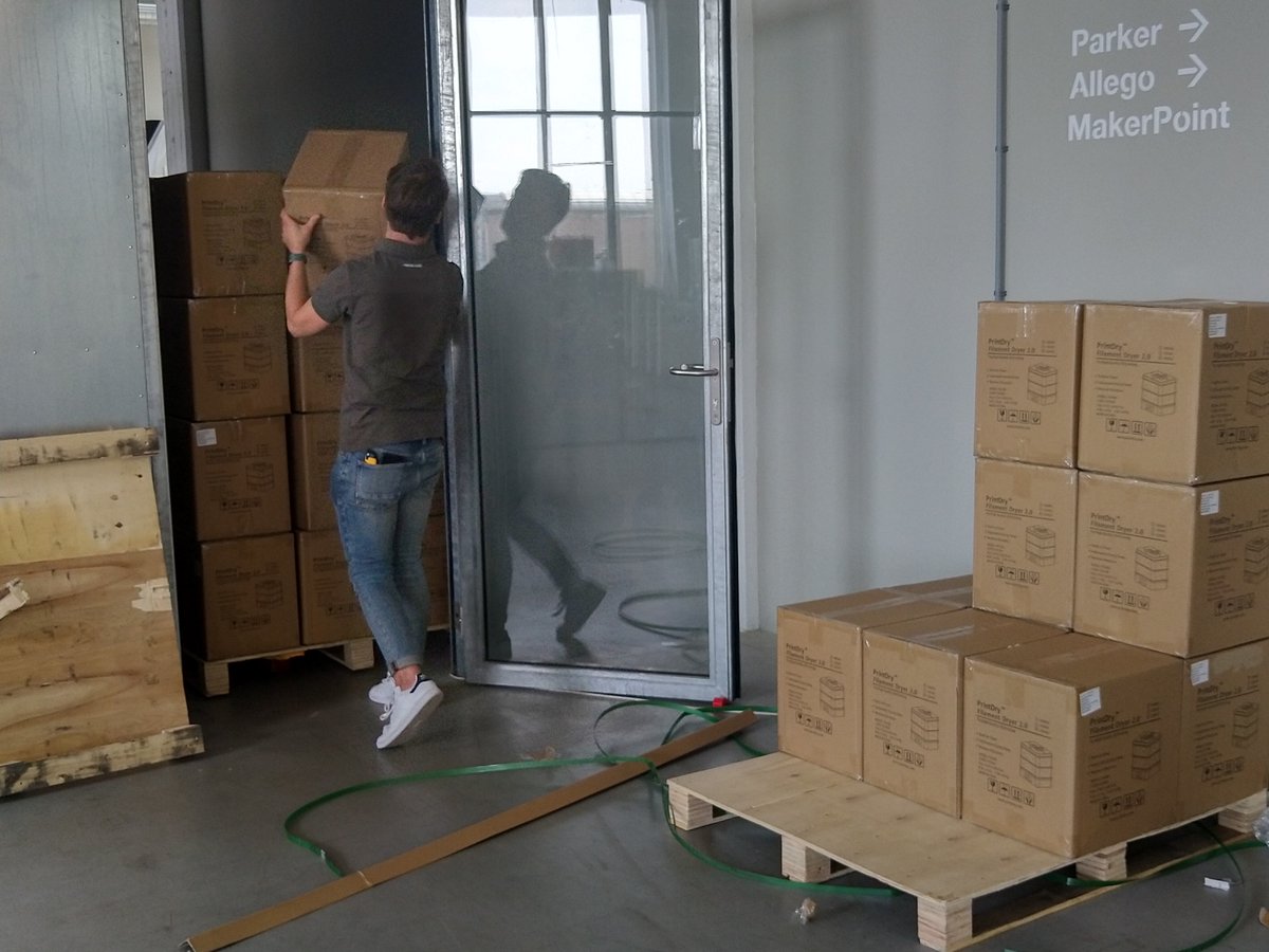 MakerPoint's tweet image. Vrijdagmiddag half vijf, verrassing! Op de valreep arriveren er drie pallets met #Printdry #FilamentDryers om in te ruimen. Toch mooi dat ze binnen zijn en Jeroen weer een flink aantal bestellingen kan uitleveren.