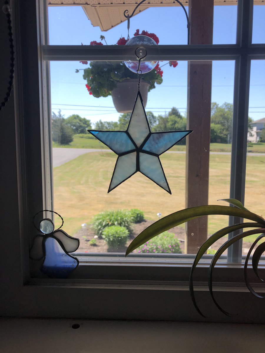 TraceyBambi's tweet photo. It’s Friday Stars!!! 🌟 One week to go and again closer to being together again! Always finding stars to guide me through. I hope you are too! This shadow came through my kitchen window off my stained glass star onto my kitchen cupboard. 💖@JGSimcoe_LDSB https://t.co/WESceaZq67