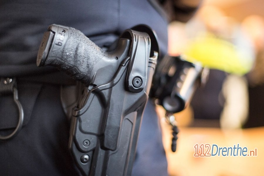 Politie lost waarschuwingsschot bij aanhouding 40-jarige man in #Roden. 112Drenthe.