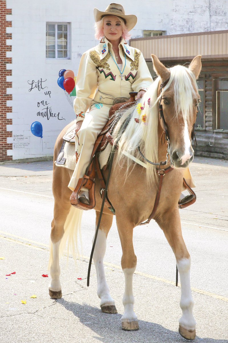 Lift up one another.     

📸: <a href="/DKupishNash/">Derrek Kupish</a>