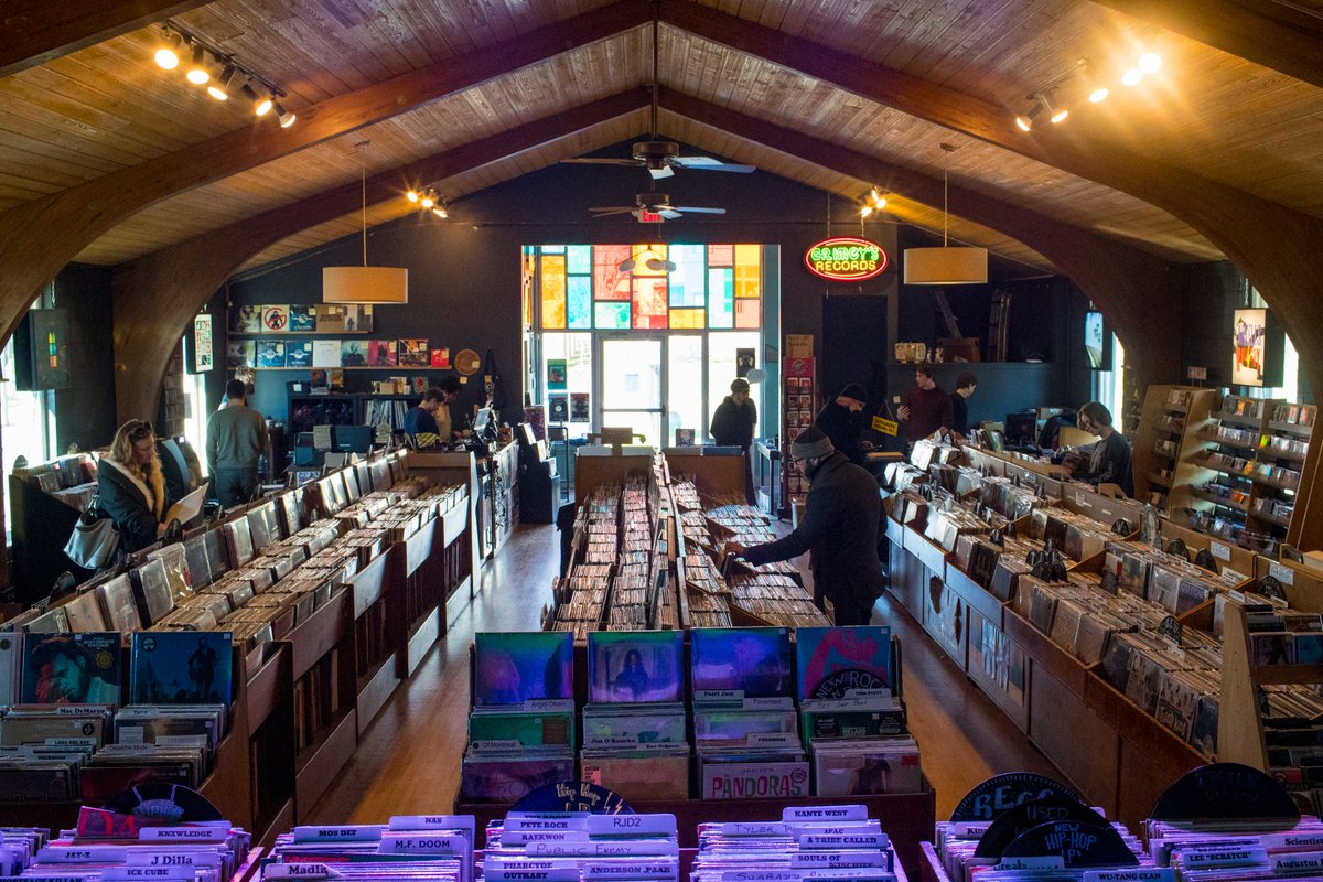 El fundador de la tienda <a href="/Grimeys/">Grimey's Nashville</a> en Nashville, Tennessee,  Mike Grimes, juega un papel vital en la comunidad, ofreciendo un espacio para la cultura, para los aficionados al "create diggins" y los eventos.

Escuche en 👉 bit.ly/3fK77ZH hoy a las 3PM en ARG, 11AM PT.