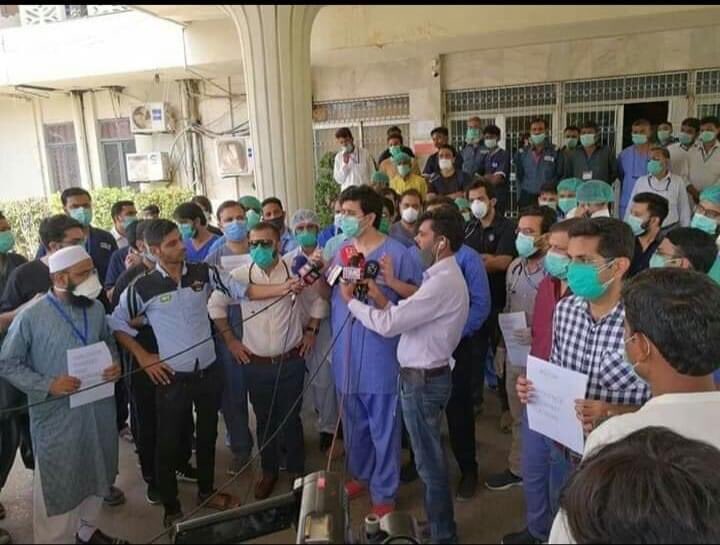 khalilk77126635's tweet photo. Protest against firing on doctor inside NICVD Emergency. #StopKillingDoctors #KillCovidNotDrs https://t.co/HGPxQcsolt